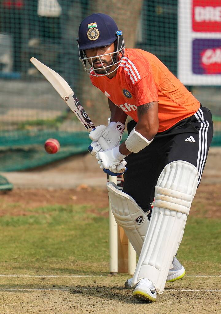 भारत के लिए सिर्फ दूसरा टेस्ट खेल रहे जुरेल के लिए यहां तक पहुंचना बिल्कुल भी आसान नहीं था. उत्तर प्रदेश के आगरा से आने वाले जुरेल के पिता भारतीय आर्मी में अपनी सेवाएं दे चुके हैं और वो चाहते थे कि उनका बेटा भी उन्ही के नक्शे कदम पर चलते हुए आर्मी में आए और देश की सेवा करे. पिता नेम सिंह कारगिल युद्ध में का हिस्सा रहे.