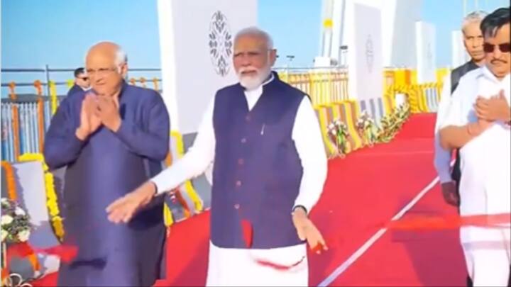 पीएम मोदी ने सुदर्शन सेतु का उद्घाटन किया है. 2.5 किलोमीटर लंबाई वाला सुदर्शन सेतु पुल भारत का सबसे लंबा पुल है.