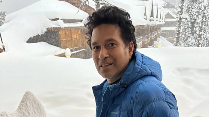 ক্রিকেটের সর্বকালের সেরা ক্রিকেটার তিনি। অবসরের এতদিন পরেও সচিন তেন্ডুলকরের জনপ্রিয়তা কিন্তু এতটুকুও কমেনি।