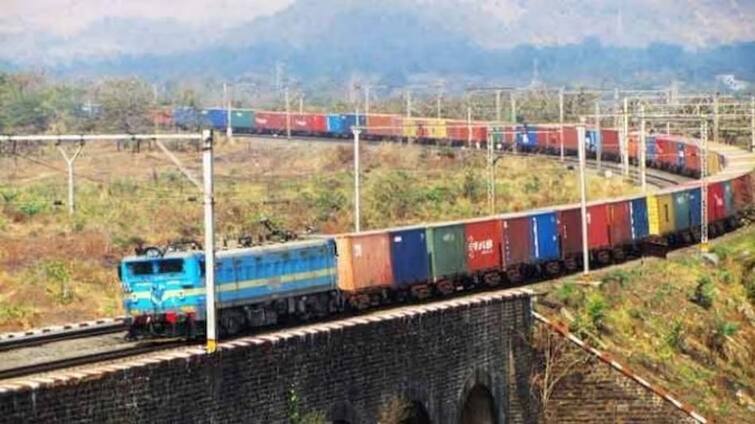 Goods train started running without a driver, there was a rush at the railway station, know what happened next OMG: ડ્રાઇવર વિના ચાલતી થઇ ગઇ માલગાડી, રેલવે સ્ટેશન પર મચી ગઇ દોડધામ, પછી શું થયું જાણો?