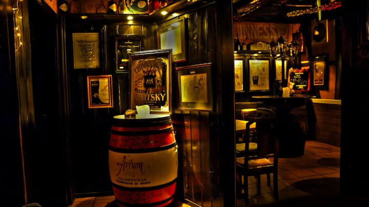 अगर आप व्हिस्की के शौकीन हैं और उसे पानी के साथ पीना पसंद करते हैं तो क्या आप जानते हैं कि एक पेग बनाने के लिए कितने पानी का इस्तेमाल करना सबसे ज्यादा सही होता है.