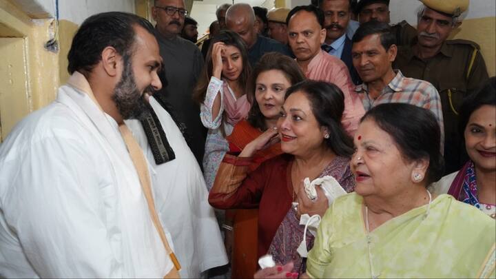 मुकेश अंबानी के साथ-साथ नीता अंबानी, अनिल अंबानी, टीना अंबानी, आकाश अंबानी, श्लोका अंबानी, अंशुल अंबानी, अनमोल अंबानी श्रीनाथ मंदिर में दर्शन के लिए पहुंचे.