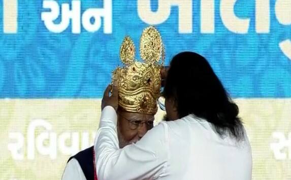 Devbhumi Dwarka MLA Pabubha Manek presented a gold crown to Prime Minister Modi PM Modi Gujarat Visit: ધારાસભ્ય પબુભા માણેકે વડાપ્રધાન મોદીને સોનાનો મુકુટ ભેટ આપ્યો