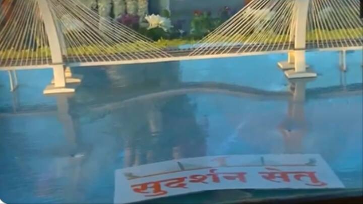 सुदर्शन सेतु द्वारकाधीश मंदिर में आने वालों के लिए काफी महत्वपूर्ण साबित होगा. इसके साथ ही ओखा मेनलैंड को बेट द्वारका द्वीप से जोड़ने से इस क्षेत्र में कनेक्टिविटी को नई दिशा मिलेगी.
