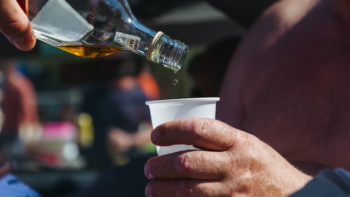 इस अध्ययन में उन्होंने पता लगाया था कि व्हिस्की का स्वाद और सुगंध बनाए रखने के लिए कितना पानी मिलाया जाना सही होता है.फूड्स जर्नल में प्रकाशित रिसर्च में बताया गया कि रिसर्च टीम ने बर्बन, राई, सिंगल-माल्ट, मिक्‍स्‍ड स्कॉच और आयरिश व्हिस्की समेत 25 अलग-अलग व्हिस्की को पानी के साथ मिलाकर इस पर अध्‍ययन किया.