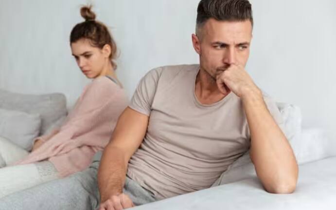 ਭਾਵੇਂ ਤੁਹਾਡੇ ਸਹੁਰਿਆਂ ਨਾਲ ਝਗੜਾ ਹੋਵੇ, ਤੁਹਾਡੇ ਪਤੀ ਦੇ ਨਾਲ ਤੁਹਾਡੇ ਰਿਸ਼ਤੇ ਵਿੱਚ ਕੋਈ ਦਰਾਰ ਨਹੀਂ ਆਉਣੀ ਚਾਹੀਦੀ। ਆਪਣੇ ਸਹੁਰੇ ਘਰ ਵਿਚ ਤੁਹਾਡੇ ਨਾਲ ਜਿਸ ਤਰ੍ਹਾਂ ਦਾ ਵਿਵਹਾਰ ਕੀਤਾ ਜਾਂਦਾ ਹੈ, ਉਸ ਤਰ੍ਹਾਂ ਆਪਣੇ ਪਤੀ ਨਾਲ ਸਾਂਝਾ ਕਰੋ। ਜੇ ਤੁਹਾਡਾ ਪਤੀ ਤੁਹਾਡੀ ਗੱਲ ਨਾਲ ਸਹਿਮਤ ਨਹੀਂ ਹੈ, ਤਾਂ ਉਸ ਨਾਲ ਝਗੜਾ ਨਾ ਕਰੋ।