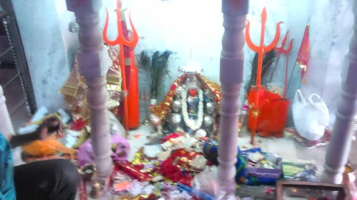 खल्लारी माता मंदिर यह मंदिर महासमुंद जिले से 25 किलोमीटर की दूरी पर है, यह मंदिर पहाड़ी की चोटी पर बना है. यहां माता के स्थान पर सदा भक्तों की भीड़ रहती है.