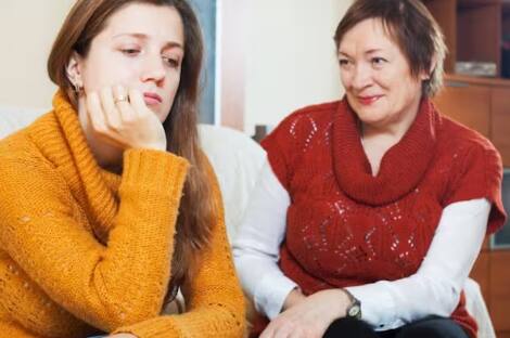 ਜੇਕਰ ਤੁਹਾਡੇ ਸਹੁਰੇ ਪਰਿਵਾਰ ਵਾਲੇ ਤੁਹਾਡੇ ਪਰਿਵਾਰ ਦੇ ਨਾਮ ਦਾ ਮਜ਼ਾਕ ਉਡਾਉਂਦੇ ਹਨ, ਤਾਂ ਇਸ ਸਥਿਤੀ ਵਿੱਚ ਤੁਸੀਂ ਉਦਾਸ ਨਹੀਂ ਹੋਣਾ। ਸਗੋਂ ਉਨ੍ਹਾਂ ਨੂੰ ਹੱਸਦਿਆਂ ਹੋਇਆਂ ਹੱਸ ਕੇ ਜਵਾਬ ਦਿਓ। ਅਜਿਹਾ ਕਰਨ ਨਾਲ ਕਈ ਵਾਰ ਖ਼ਰਾਬ ਮਾਹੌਲ ਵੀ ਚੰਗਾ ਬਣ ਜਾਂਦਾ ਹੈ।