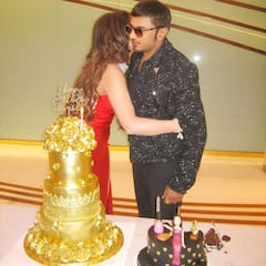 Urvashi Rautela Birthday: బర్త్ డేకి బంగారు కేక్ కట్ చేయడం ఏంటి ఊర్వశి - నీ దగ్గరున్నవి డబ్బులా? మంచి నీళ్లా?