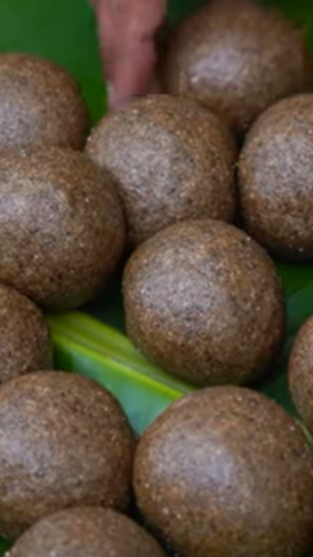 முக்கால் கப் வெல்லத்தையும் இதனுடன் சேர்த்து 2 சுற்று சுற்றவும்