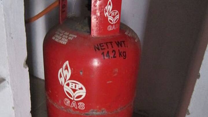 अगर ऐसा होता है तो समझ जाइए कि आपका सिलेंडर खत्म होने वाला है. गैस सिलेंडर जब खत्म होने वाला होता है तब उसके आसपास थोड़ी बदबू भी आने लगती है.