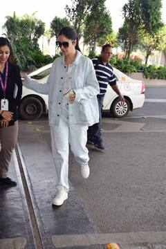 डेनिम लुक में कैटरीना कैफ ने एयरपोर्ट पर ली स्टाइलिश एंट्री, एक्ट्रेस की सादगी पर फिदा हुए फैंस