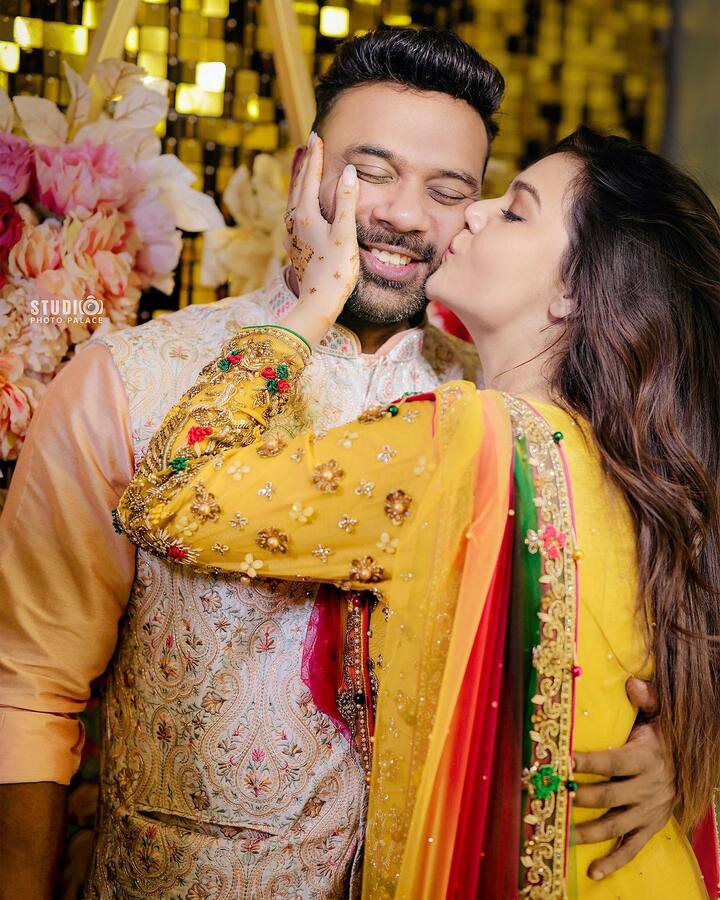 अपूर्व से पहले बिग बॉस ओटीटी 1 की विनर दिव्या अग्रवाल, वरुण सूद के साथ रिलेशनशिप में थीं. वरुण ने दिव्या को नेशनल टीवी पर सभी के सामने प्रपोज किया था. लेकिन, दिव्या और वरुण का ब्रेकअप जल्दी ही हो गया.