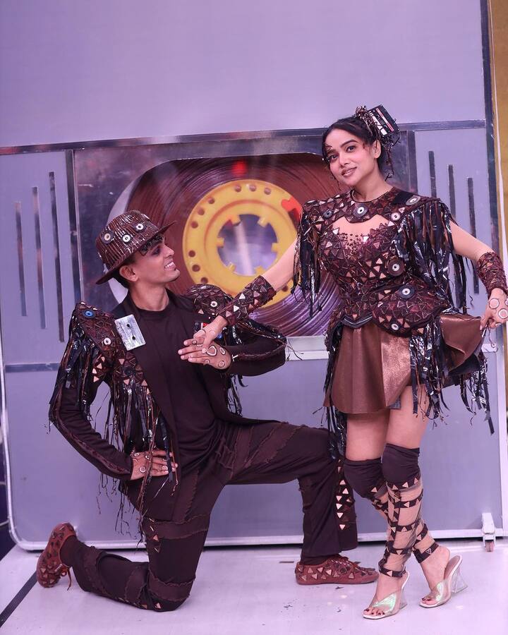 बिग बॉस ओटीटी 2 फेम मनीषा रानी और उनके कोरियोग्राफर आशुतोष भी झलक दिखला जा 11 के फिनाले का हिस्सा हैं. इनकी जोड़ी को भी लोग काफी सपोर्ट कर रहे हैं.