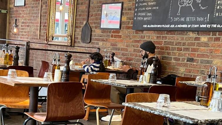Virat Kohli spotted having adorable lunch date with Vamika in London Virat Kohli: ஆனந்த யாழை மீட்டுகிறாய்! மகள் வாமிகாவுடன் லண்டனில் உலா வரும் விராட் கோலி!