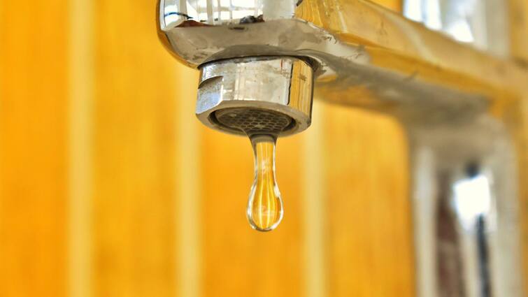 According to Vastu Shastra, let's find out what happens if water leaks from the tap in the house Vastu Tips: మీ ఇంట్లో ట్యాప్ లీక్ అవుతోందా? ఈ నష్టాన్ని మీరు అస్సలు ఊహించలేరు