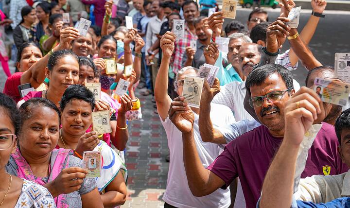 आखिर में आवेदन को रिव्यू करने के लिए सबमिट कर दें, अगर सब कुछ ठीक पाया गया तो आपके घर करीब 15 दिन में नया वोटर कार्ड पहुंच जाएगा.