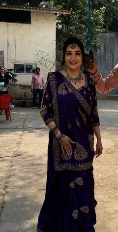 सालों बाद माधुरी दीक्षित ने रिक्रिएट किया 'हम आपके हैं कौन' की निशा का लुक, एक्ट्रेस को पर्पल साड़ी में देख फिर धड़का फैंस का दिल