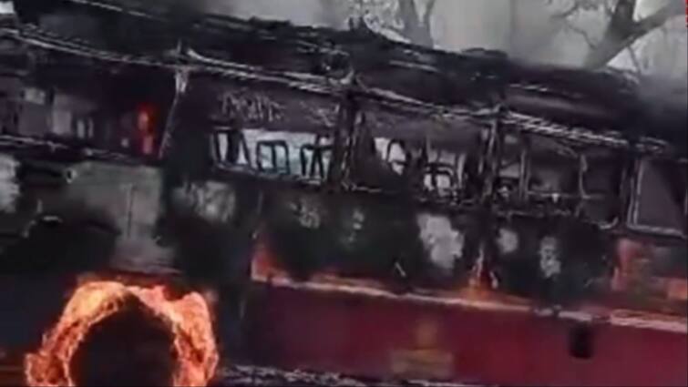 Maratha Reservation Bus set on fire during Maratha quota protest in Jalna Maratha Reservation: मराठा आंदोलन के बीच जालना में हिंसा, बस में लगाई आग, कर्फ्यू लागू, इंटरनेट बंद