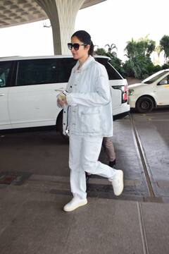 डेनिम लुक में कैटरीना कैफ ने एयरपोर्ट पर ली स्टाइलिश एंट्री, एक्ट्रेस की सादगी पर फिदा हुए फैंस