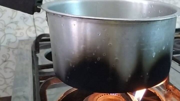 इसके साथ ही अगर आप गैस जलाते हैं. और गैस जलाने के तुरंत बाद ही आपको हल्का काला धुआं उठता दिखाई दे. तो समझ लीजिए नया सिलेंडर भरवाने की जरूरत है.