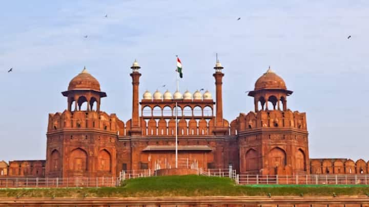 हालांकि, जब देश आजाद हुआ तब भारत सरकार ने 2826 ऐतिहासिक धरोहरों को संरक्षित श्रेणी में रखा. इनमें लाल किला और ताजमहल भी था. इन धरोहरों की देखरेख का जिम्मा पुरातत्व सर्वेक्षण विभाग यानी एएसआई के हाथों में दे दी गई.