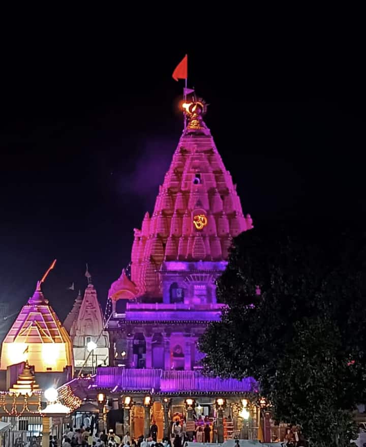 Ujjain Mahakaleshwar Temple: उज्जैन के महाकालेश्वर मंदिर की आमदनी में लगातार बढ़ोतरी होती जा रही है. आश्चर्य की बात तो यह है कि पिछले 10 महीने में श्रद्धालुओं ने दिल खोलकर दान दिया, जिससे भगवान महाकाल का दरबार मालामाल हो गया है.