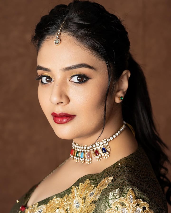 తెలుగు యాంకర్గా ప్రేక్షకుల హృదయాల్లో చెరగని ముద్ర వేసింది శ్రీముఖి. నటిగా తెలుగు ప్రేక్షకులకు పరిచమైనా.. యాంకర్గానే ఈ భామ ఎక్కువమంది అభిమానులను సంపాదించుకుంది.(Images Source : Instagram/sreemukhi)