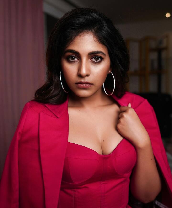 அதன் பின் தமிழில் அஞ்சலி நடித்த படங்கள் கவனத்தை ஈர்க்க தவறியது.