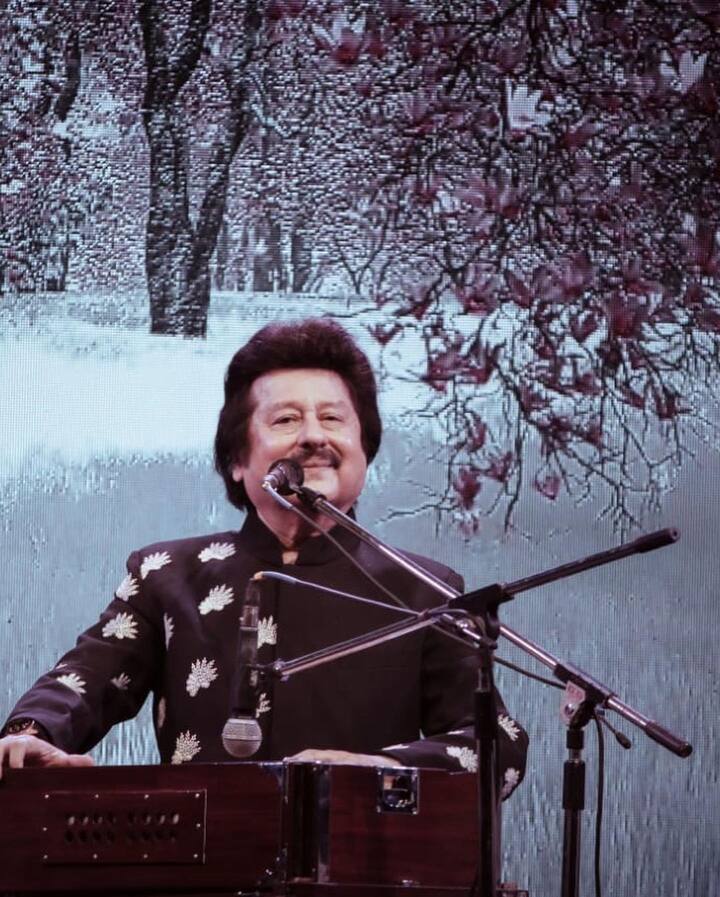 दरअसल पंकज उधास का जन्म 17 मई 1951 को भारत के गुजरात के जेतपुर में हुआ था. शुरुआत से ही पंकज ने अपने पिता और भाई को संगीत से जुड़ा हुआ देखा था. इसलिए उनकी भी रूचि इसी में बनने लगी.