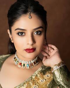 Sreemukhi Photos : ఆలివ్ గ్రీన్ డ్రెస్​లో.. శ్రీముఖి అందాలు
