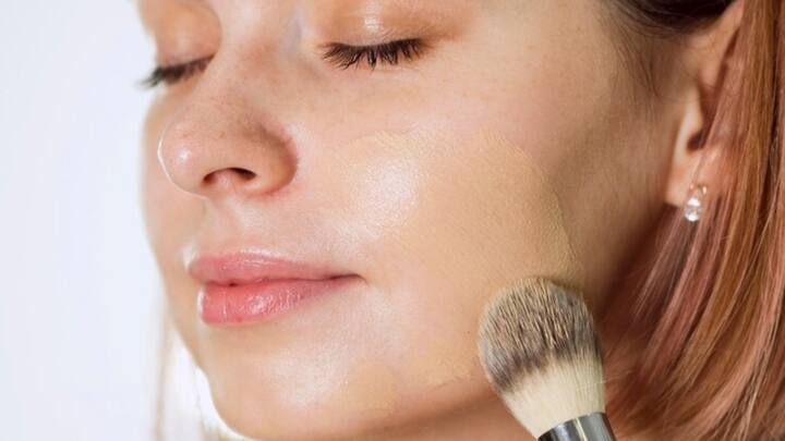 सेटिंग पाउडर का इस्तेमाल करें: फाउंडेशन को सेट करने के लिए हल्का सेटिंग पाउडर लगाएं. इससे फाउंडेशन सारा दिन टिका रहेगा और चेहरे पर पैच नहीं बनेंगे.