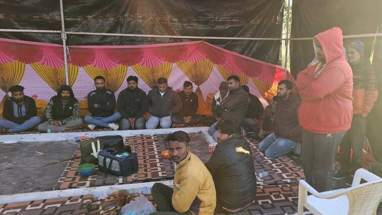 Big gambling house caught from Agol village in Kadi, 19 gamblers nabbed in SMC raid, 11 absconding કડીના આગોલ ગામમાંથી મોટું જુગારધામ પકડાયું, SMC ની રેડમાં 19 ખેલી પકડાયા, 11 ફરાર