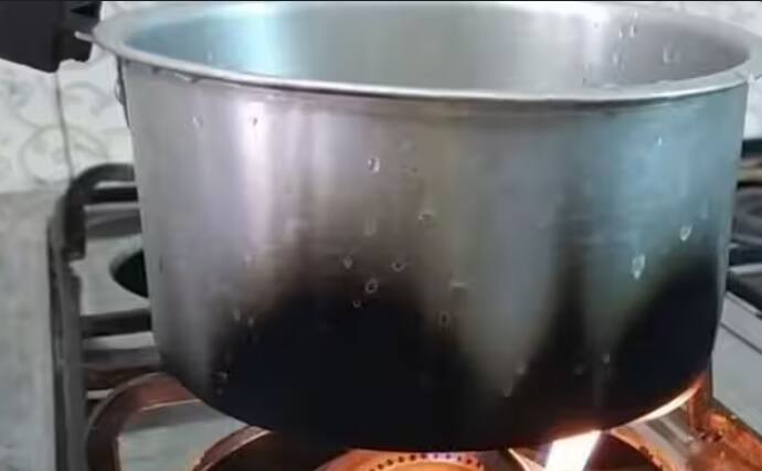 ਜੇਕਰ ਅਜਿਹਾ ਹੁੰਦਾ ਹੈ ਤਾਂ ਸਮਝੋ ਤੁਹਾਡਾ ਸਿਲੰਡਰ ਖਤਮ ਹੋਣ ਵਾਲਾ ਹੈ। ਜਦੋਂ ਗੈਸ ਸਿਲੰਡਰ ਖਤਮ ਹੋਣ ਵਾਲਾ ਹੁੰਦਾ ਹੈ ਤਾਂ ਉਸ ਦੇ ਆਲੇ-ਦੁਆਲੇ ਹਲਕੀ ਜਿਹੀ ਬਦਬੂ ਆਉਣ ਲੱਗਦੀ ਹੈ।