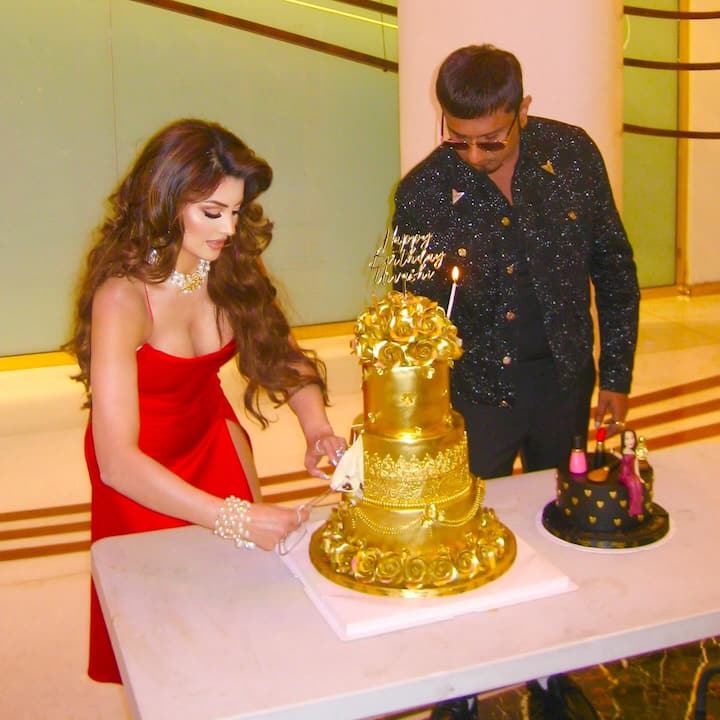 उर्वशी रौतेला सध्या तिच्या आगामी दाक्षिणात्य सिनेमाचं शूटिंग करत आहे. अभिनेत्री सोशल मीडियावर चांगलीच अॅक्टिव्ह आहे. एखाद्या बड्या अभिनेत्रीपेक्षा उर्वशीचा मोठा चाहतावर्ग आहे.इंस्टाग्रामर तिचे 70 मिलियनपेक्षा जास्त फॉलोअर्स आहेत. उर्वशीने गेल्यावर्षी हिऱ्यांनी सजवलेला केक कट केला होता. उर्वशी वाढदिवशी फक्त केकवर लाखो रुपये खर्च करत असते. Urvashi Rautela (Photo : urvashirautela)