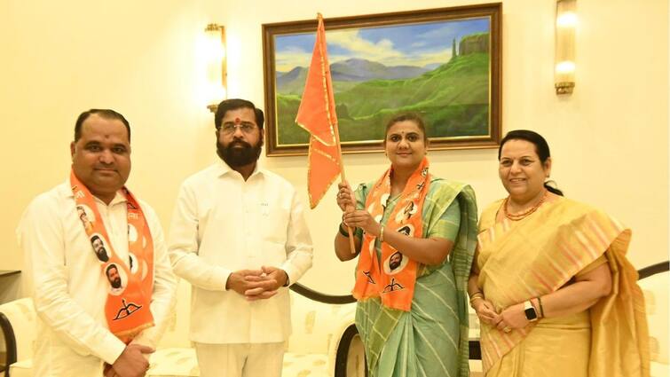Shilpa Bodkhe Uddhav Thackeray Shilpa Bodkhe joins ShivSena Shinde Fraction Chief Minister Eknath Shinde welcome him Maharashtra Politics Marathi News Shilpa Bodkhe :  उद्धव ठाकरेंवर पत्रातून टीका, आता शिल्पा बोडखेंचा शिंदे गटात प्रवेश