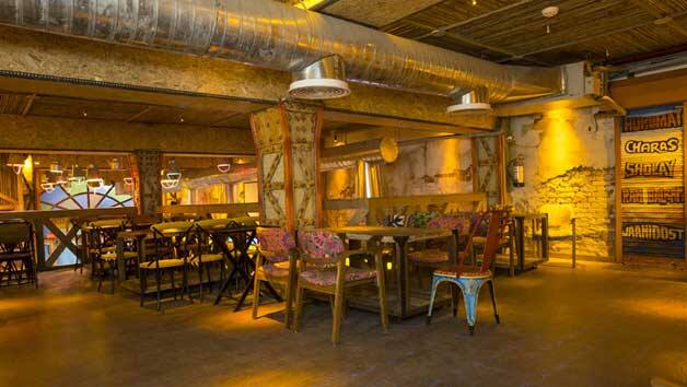 ਤੁਸੀਂ ਸਾਰੇ ਜਾਣਦੇ ਹੀ ਹੋਵੋਗੇ ਕਿ ਸਿਤਾਰੇ ਇੱਕ ਬਾਲੀਵੁੱਡ ਫਿਲਮ ਵਿੱਚ ਕੰਮ ਕਰਨ ਲਈ ਕਰੋੜਾਂ ਰੁਪਏ ਲੈਂਦੇ ਹਨ। ਪਰ ਕੀ ਤੁਸੀਂ ਜਾਣਦੇ ਹੋ ਕਿ ਕੁਝ ਸਿਤਾਰਿਆਂ ਦੇ ਕਈ ਅਜਿਹੇ ਕਾਰੋਬਾਰ ਵੀ ਹੁੰਦੇ ਹਨ ਜਿੱਥੋਂ ਉਹ ਹਰ ਮਹੀਨੇ ਲੱਖਾਂ ਕਮਾ ਲੈਂਦੇ ਹਨ। ਦਰਅਸਲ, ਅਸੀਂ ਤੁਹਾਨੂੰ ਉਨ੍ਹਾਂ ਸਿਤਾਰਿਆਂ ਨਾਲ ਮਿਲਵਾ ਰਹੇ ਹਾਂ। ਜੋ ਲਗਜ਼ਰੀ ਹੋਟਲਾਂ ਅਤੇ ਰੈਸਟੋਰੈਂਟਾਂ ਦੇ ਮਾਲਕ ਹਨ।