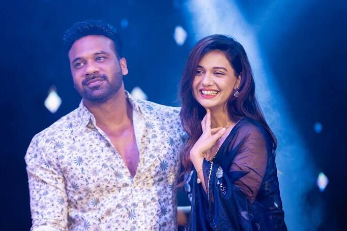 दिव्या अग्रवाल ने ई-टाइम्स टीवी से बातचीत में अपने पिछले रिश्ते पर हुई ट्रोलिंग पर खुलकर बात की. दिव्या ने बताया कि उस समय पर अपूर्व ने उनका पूरा साथ दिया.