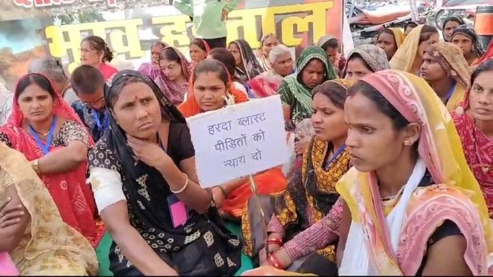 Harda Factory Blast Victims Hunger Strike fourth Day Ask Mohan Yadav Government for Appropriate Compensation ANN Harda Factory Blast: भूख हड़ताल पर बैठीं महिलाएं मांग रहीं न्याय, 'हरदा ब्लास्ट में उजड़े घर सवा लाख रुपये में कैसे बनाएं?'