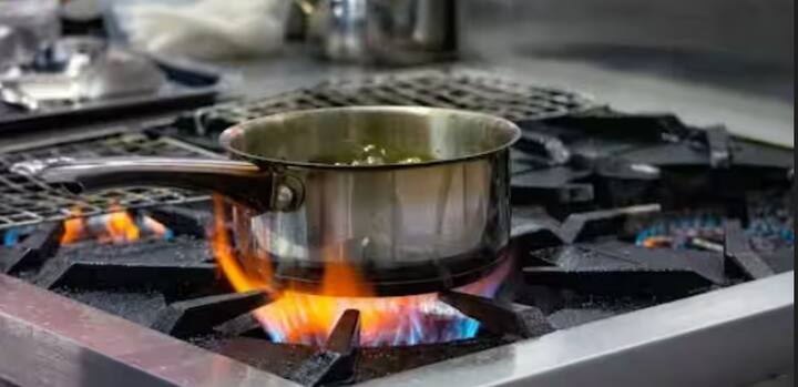 ਇਸ ਲਈ, ਇਹ ਬਿਹਤਰ ਹੈ ਕਿ ਤੁਹਾਨੂੰ ਪਹਿਲਾਂ ਹੀ ਪਤਾ ਹੋਵੇ ਕਿ ਤੁਹਾਡੇ ਸਿਲੰਡਰ ਦੀ ਮਿਆਦ ਕਦੋਂ ਖਤਮ ਹੋਣ ਜਾ ਰਹੀ ਹੈ। ਅਤੇ ਤੁਸੀਂ ਉਸ ਸਮੇਂ ਦੇ ਅੰਦਰ ਨਵਾਂ ਸਿਲੰਡਰ ਭਰ ਕੇ ਘਰ ਵਿੱਚ ਰੱਖੋ।