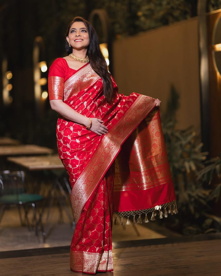 जेव्हा मी लोकांना नाही म्हणायला सुरुवात केली तेव्हा माझ्या आयुष्यातला एक वाईट काळ सुरु झाला होता. पण आज जेव्हा मी मागे वळून बघते की मी त्या गोष्टींसाठी हो म्हटलं असतं तर माझं इतकं नुकसान नसतं झालं. पण त्यावेळी मला तो चित्रपट करणं योग्य वाटलं नाही. पण समोरचा व्यक्ती एका पोजिशनवर होता. त्यावेळी त्यांनी या गोष्टीची नक्की काळजी घेतली मी पुढचे काही वर्ष त्या व्यक्तीबरोबर, त्या प्रोडक्शन हाऊस सोबत काम नाही करणार ते, हा तिच्या आयुष्यातला अनुभव सोनालीने यावेळी शेअर केला. (photo:sonalee18588/ig)