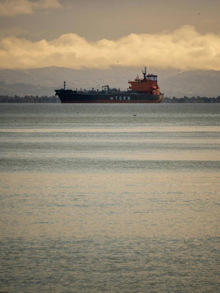 दरअसल यांग्त्जी नदी से बड़ा व्यापार होता है, यहींं से होकर बड़ी संख्या में विदेशी जहाज गुजरते हैं. साल 2019 में इस नदी से लगभभग 300 करोड़ टन माल का आयात-निर्यात हुआ था.