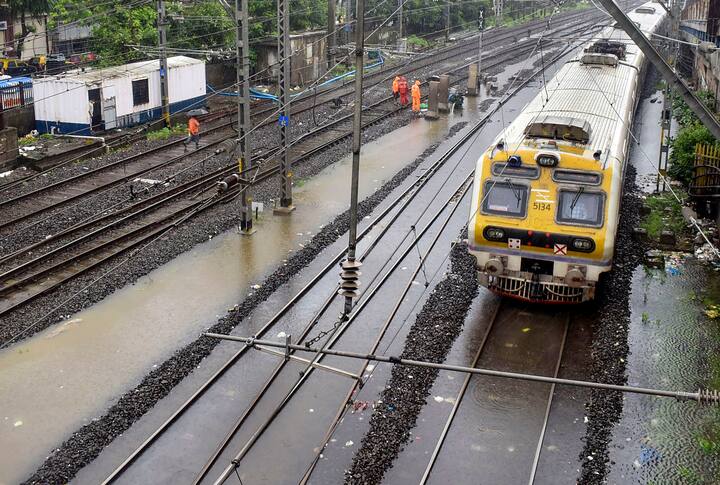 ट्रेन में अपने साथ सबसे ज्यादा वजन फर्स्ट क्लास के यात्री लेकर जा सकते हैं. ऐसे लोग 70 किलो तक का सामान अपने साथ लेकर जा सकते हैं.