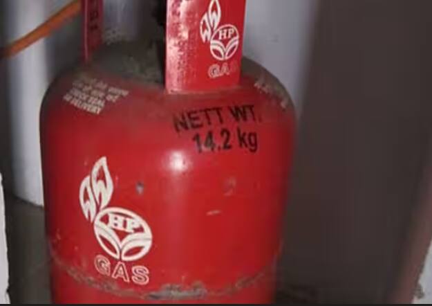 ਕਿਵੇਂ ਪਤਾ ਲੱਗੇਗਾ ਕਿ ਸਿਲੰਡਰ ਕਦੋਂ ਖਤਮ ਹੋਣ ਵਾਲਾ ਹੈ?ਆਓ ਅਸੀਂ ਤੁਹਾਨੂੰ ਇਸ ਦੇ ਕੁਝ ਤਰੀਕੇ ਦੱਸਦੇ ਹਾਂ। ਪਹਿਲਾ ਤਰੀਕਾ ਇਹ ਹੈ ਕਿ ਜਦੋਂ ਤੁਸੀਂ ਗੈਸ ਨੂੰ ਸਾੜਦੇ ਹੋ, ਤਾਂ ਸ਼ੁਰੂ ਵਿੱਚ ਤੁਸੀਂ ਗੈਸ ਬਲਦੀ ਹੋਈ ਨੀਲੀ ਦਿਖਾਈ ਦਿੰਦੇ ਹੋ। ਪਰ ਜਦੋਂ ਸਿਲੰਡਰ ਖਤਮ ਹੋਣ ਵਾਲਾ ਹੁੰਦਾ ਹੈ ਤਾਂ ਇਹ ਹਲਕਾ ਪੀਲਾ ਦਿਖਾਈ ਦੇਣ ਲੱਗਦਾ ਹੈ।