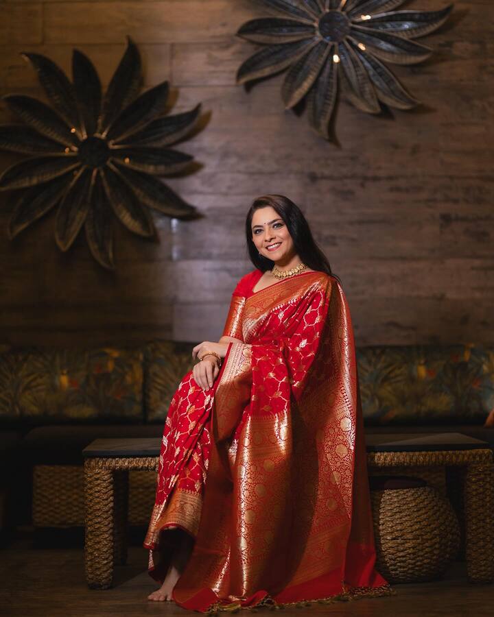 तिचा हिरकणी हा चित्रपट प्रेक्षकांच्या विशेष पसंतीस पडला आहे. नुकतच सोनालीने सिद्धार्थ कननला दिलेल्या एका मुलाखतीदरम्यान तिच्या आयुष्यातील वाईट काळाविषयी भाष्य केलं आहे. (photo:sonalee18588/ig)