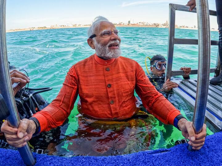 मंदिर में दर्शन करने के बाद पीएम मोदी ने द्वारका के पवित्र जल में आस्था की डुबकी लगाई और मंदिर के दर्शन किए.