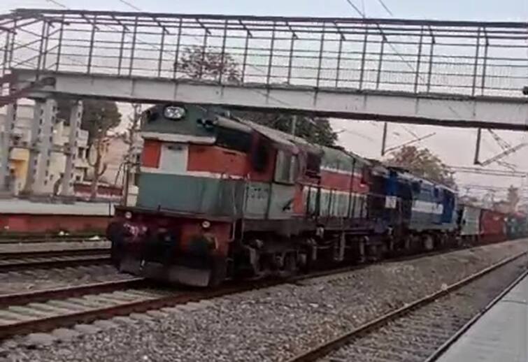 The driver got down to drink tea and the train ran away, running 84 km at a speed of 100 km; watch video ડ્રાઈવર ચા પીવા નીચે ઉતર્યો અને ટ્રેન 100 કિમીની ઝડપે 84 કિમી દોડી ગઈ; જુઓ Video