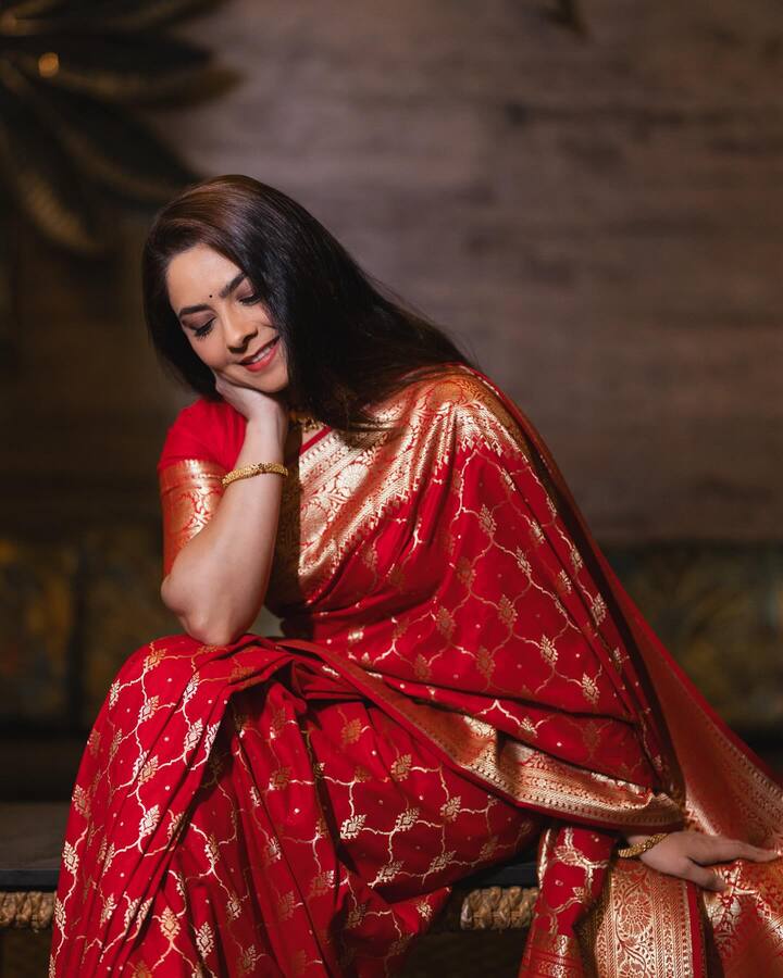 सोनाली ही तिच्या अप्सरा आली या गाण्यामुळे प्रेक्षकांच्या अधिक पसंतीत उतरली. बेला शेंडेच्या आवाजात संगीतबद्ध झालेलं हे गाणं सोनीलीच्या नृत्यामुळेही प्रेक्षकांनी उचलून धरलं. (photo:sonalee18588/ig)