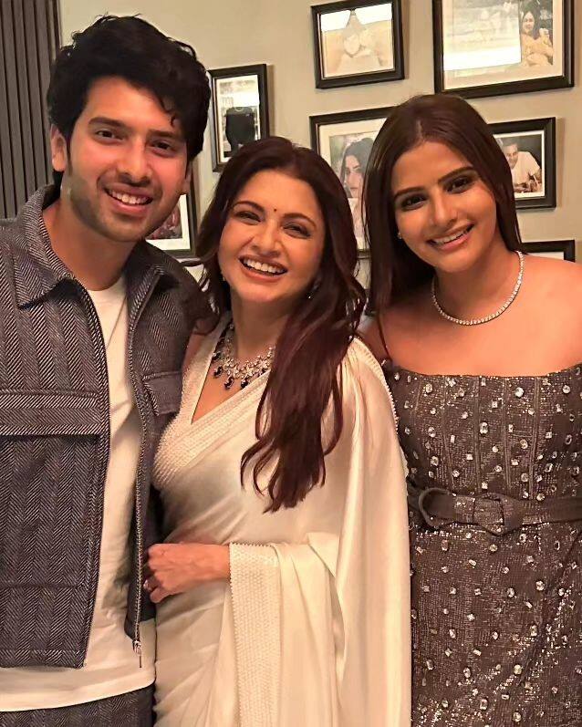 सिंगर अरमान मलिक भी मैने प्यार किया एक्ट्रेस के बर्थडे बैश में पहुंचे थे. अरमान ने भाग्यश्री और अवंतिका संग कैमरे के लिए तस्वीर क्लिक कराई.