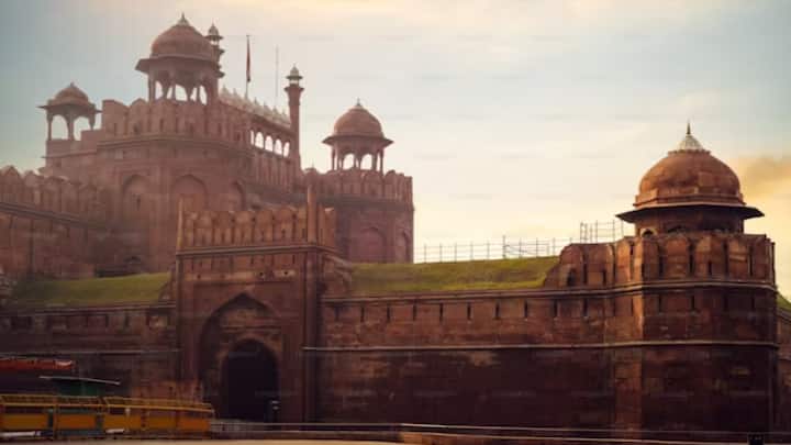 वहीं लाल किले को लेकर आखिरी मुगल बादशाह शाह जफर की प्रपौत्र वधु सुल्ताना बेगम ने दावा ठोका था कि लाल किला उनका है. उन्होंने इसके लिए दिल्ली हाईकोर्ट में याचिका भी दायर की थी.